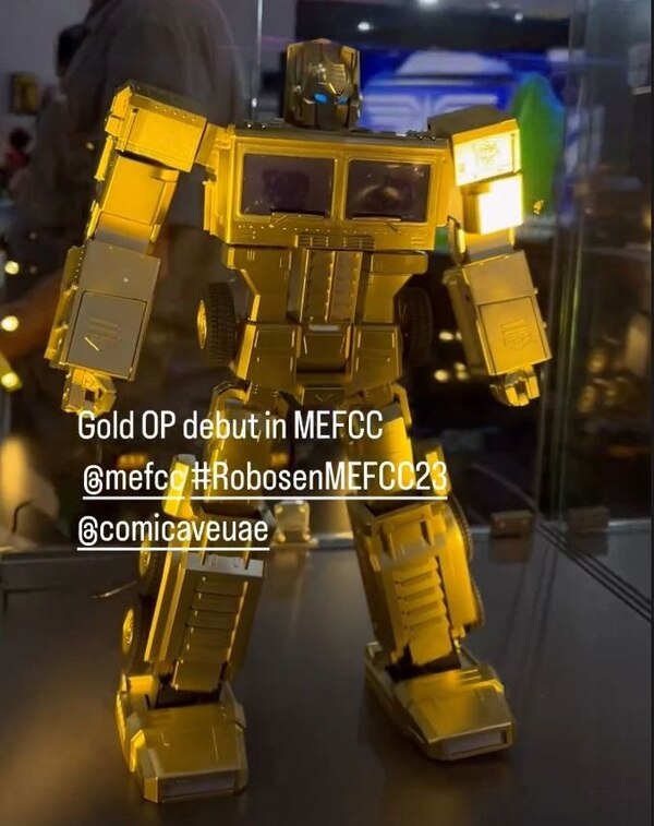 Image Of Robosen Transformers Gold Optimus Prime Radio Controlled Robot (2 of 3)